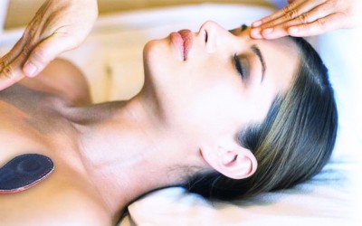 Sessão de biomagnetismo: ímanes aplicados em pontos específicos do corpo